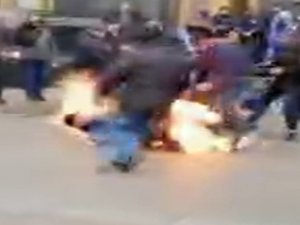 Ukrayna’da Bir Gösterici Kendini Ateşe Verdi