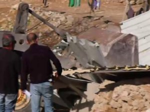 İsrail Güçleri Filistinli Ailenin Evini Yıktı