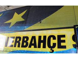 Fenerbahçe Takım Otobüsünün Camları Kırıldı