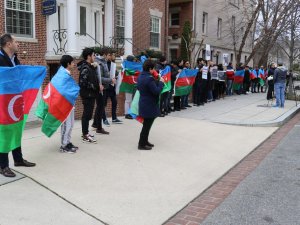 Hocalı Katliamı Ermenistan’ın Washington Büyükelçiliği Önünde Protesto Edildi