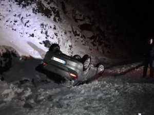 Pekün Dağı Geçidinde Otomobil Takla Attı: 3 Yaralı