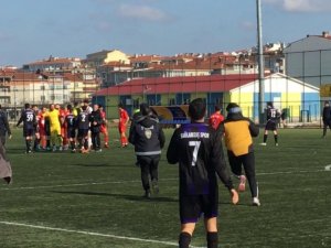 Öfkeli Antrenör Hakemleri Darp Etmeye Kalktı