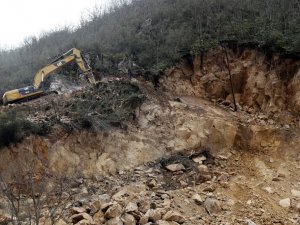 Kürtün’deki Heyelanda Çalışmalar Devam Ediyor