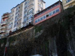 Giresun’da Kayalar Üzerindeki Evler Görüntüleri İle Dikkat Çekiyor