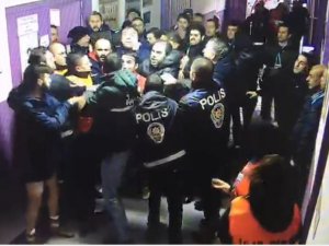 Futbolcu Ve Polis Arasında Yaşanan Gerginlik Güvenlik Kamerasına Yansıdı