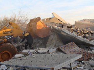 Rus Uçakları Bir Tavuk Çiftliğine Sığınan Sivilleri Vurdu: 15 Ölü