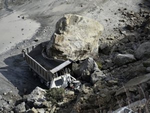 Gümüşhane’de Dev Kayalar Kamyonu Kağıt Gibi Ezdi