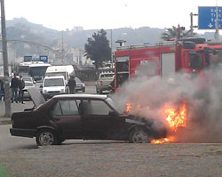 Rize'de Trafikte Korkutan Yangın