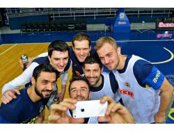 Fenerbahçeli Futbolcularla Basketbolcular Buluştu