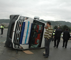 Yolcu minibüsleri çarpıştı 9 yaralı