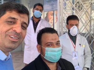 Bağdat’ta Doktorlar, Virüs Tedavisi Tamamlanan İlk Hastayla Selfie Çektirdi