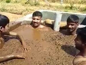 Hindistan’da Korona Endişesiyle İneğin Dışkıyla Duş Alıyorlar