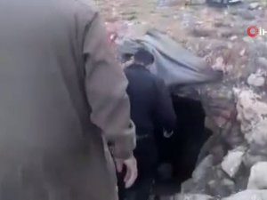 İdlip’ten Kaçan Suriyeliler Mağarada Yaşıyor