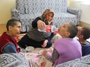 Bakıma Muhtaç Kadın, Üç Engelli Çocuğuna Bakıyor