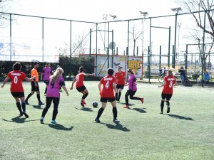 Kadınlar Önce Futbol Oynadı, Sonra Halay Çekip Dans Etti