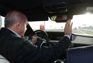 Cumhurbaşkanı Erdoğan, Çaykur Rizespor - Alanyaspor Maçını Aracından Takip Etti