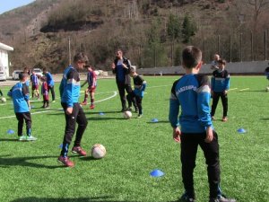 Artvin’de Trabzonspor Futbol Okulları’na Yoğun İlgi