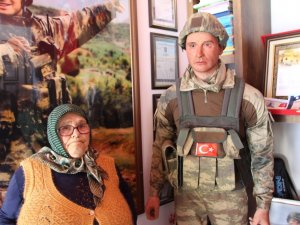 Şehit Oğlunun Hasretini Balmumu Heykeli İle Gidermeye Çalışıyor