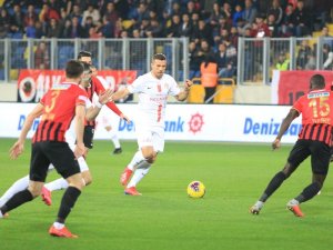 Podolski’den 5 Maçta, 5 Puanlık Katkı