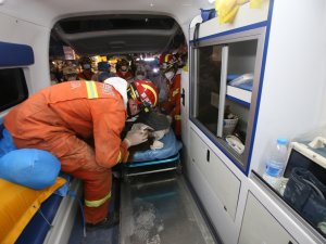 Anne Ve Oğlu Karantina Otelinin Enkazından 52 Saat Sonra Kurtarıldı