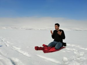 Donan Göl Üzerinde Namaz