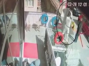 Üzerine Halı Düştü, O An Kameraya Böyle Yansıdı