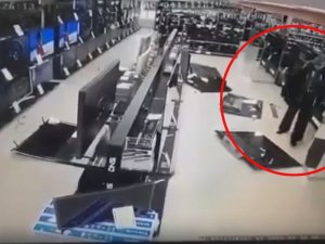 Putin’e Sinirlenip Çekiçle Mağazadaki Televizyonları Kırdı