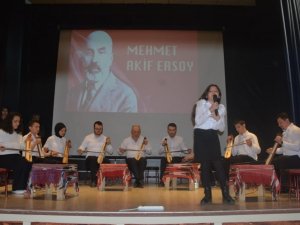 İstiklal Marşı’nı Kemençe Eşliğinde Söylediler