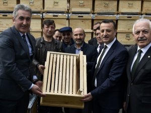 Gümüşhane’de Arıcılara 860 Adet Organik Kovan Dağıtıldı