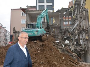 Bulancak’ta Yeni Belediye Binası Ve Kent Meydanı Projesi Kapsamında Eski Hükümet Konağı Binasının Yıkımına Başlandı