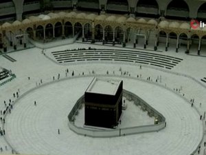 Kabe’de Cuma Namazı Tavaf Alanının Dışında Kılındı