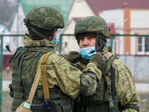 Rus Askerleri Korona Virüsüne Karşı Maske Kullanmaya Başladı