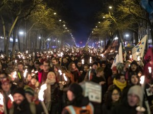 Fransa’da Toplanmalara Korona Virüsü Engeli