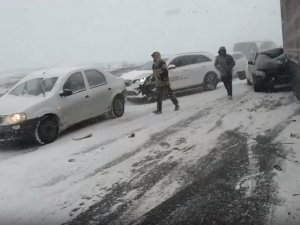 Rusya’da Kar Fırtınası Nedeniyle 20 Araç Birbirine Girdi