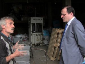 Ekmeğini Çöpten Çıkarıyor