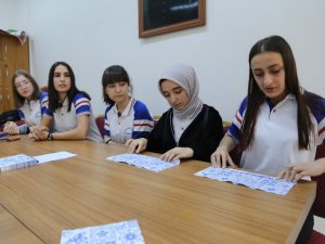 Öğrenciler Korona Virüsüne Karşı Kendi Maskelerini Yaptı