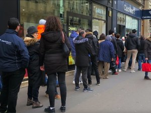 Paris’te Havayolu Şirketleri Önünde Uzun Kuyruklar Oluştu