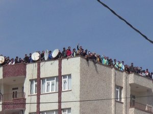 Korona Virüs Stadı Kapattı: Futbol Sevdası Çatıya Çıkarttı