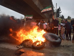 Suriyeliler M4 Karayolunda Devriye Atan Rus Askerlerini Protesto Etti