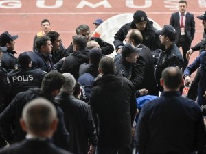 Gümüşhanespor Maçında Tribünde Yaşanan Arbede Anı Kameralarda
