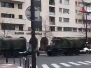 Paris’te Askerler Sokağa İndi