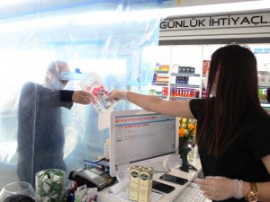 Antalya’da Eczaneden İlginç Korona Virüs Önlemi