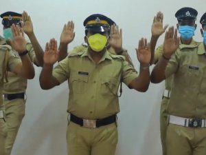 Hint Polisinden Korona Virüsüne Karşı El Yıkama Dansı