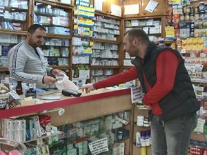 Rize'de Eczanelerden Korana Virüse Karşı 'Sosyal Mesafe Şeridi' Uygulaması