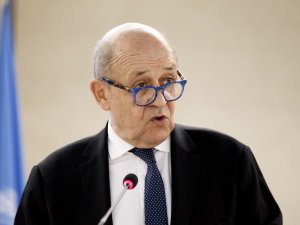 Fransa, Maske Arayışına Girdi