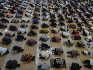 Endonezya’da Cuma Namazlarına Korona Tedbiri