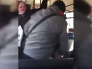 Ukrayna’da Öksüren Yolcuyu Döverek Minibüsten Attılar