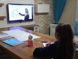 Öğrenciler İçin Ders Zili Evde Çaldı