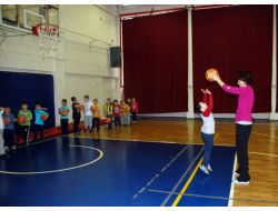 Rus Basketbolcu Çocuklara Basketbol Öğretiyor