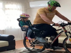Rizeli Baba Sahilde Gezmek İsteyen Kızı İçin Bisiklet Keyfini Eve Taşıdı